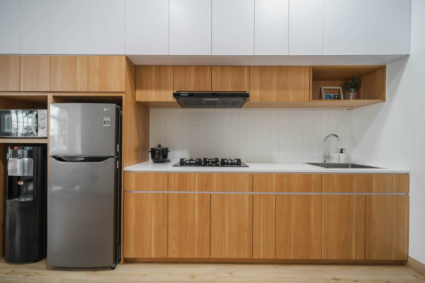 Kitchen set minimalis dengan aksen kayu alami